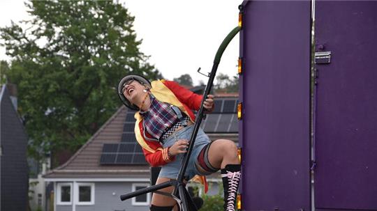 Carmen La Tanik begeistert die Zuschauer auf Braunlages Neuer Mitte mit ihrem Programm "CarmeLaster, Eine Frau und ihr Laster."