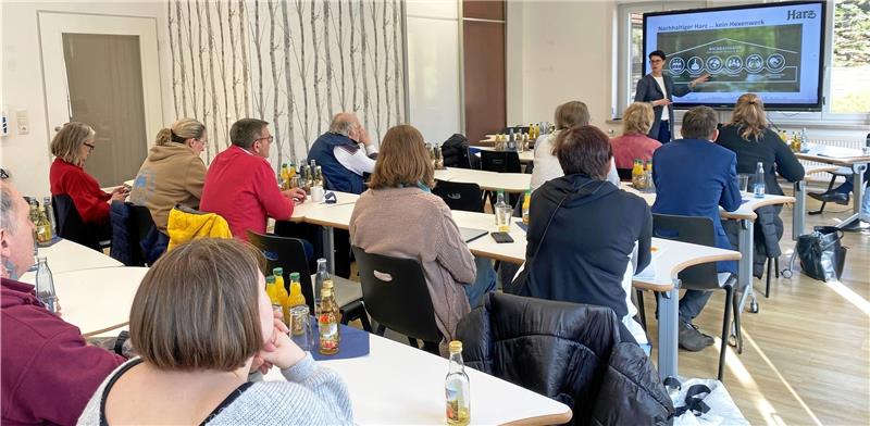 Kann man im Harz nachhaltig Urlaub machen? Carola Schmidt, Geschäftsführerin des HTV, stellt den Teilnehmern des Netzwerktreffens das Konzept „Nachhaltiger Harz – kein Hexenwerk“ vor.