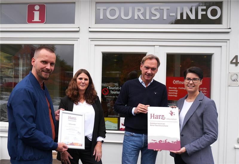 Darum ist die Tourist-Info Bad Harzburg jetzt eine „Harz-Info“ Carola Schmidt (r.), Geschäftsführerin des HTV, und ihr Kollege Tobias Krumbholz (l.) übergeben das Zertifikat an Simone Dietrich, Leiterin der Tourist-Info, und Christian Klamt, Geschäftsführer der KTW.