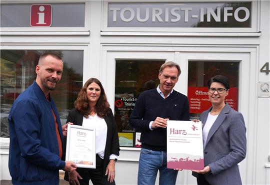 Carola Schmidt (r.), Geschäftsführerin des HTV, und ihr Kollege Tobias Krumbholz (l.) übergeben das Zertifikat an Simone Dietrich, Leiterin der Tourist-Info, und Christian Klamt, Geschäftsführer der KTW.