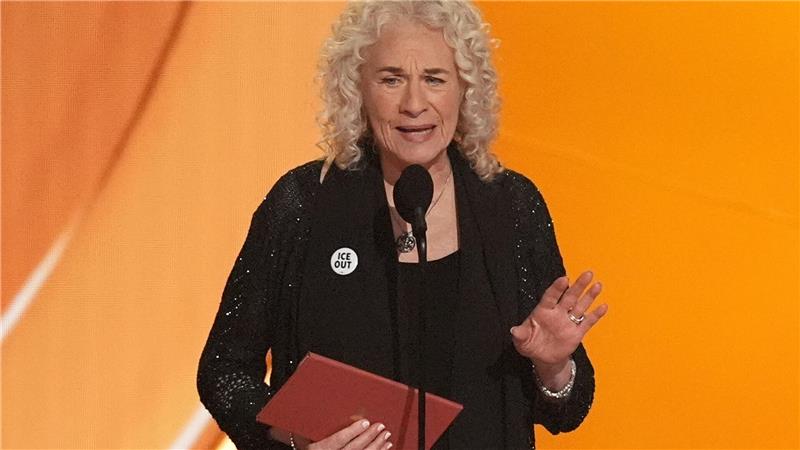 Carole King präsentiert den Preis für den Song des Jahres - mit „ICE Out“-Button.