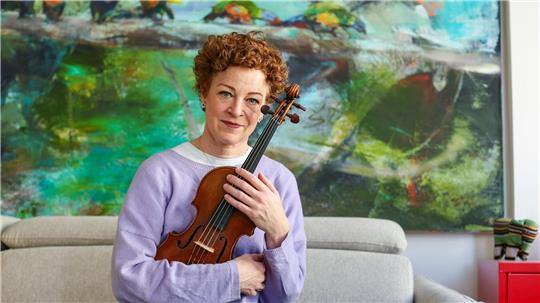 Carolin Widmann hatte Angst um ihr wertvolles Instrument. Nun hat die Lufthansa die Regel für kleine Instrumente geändert.