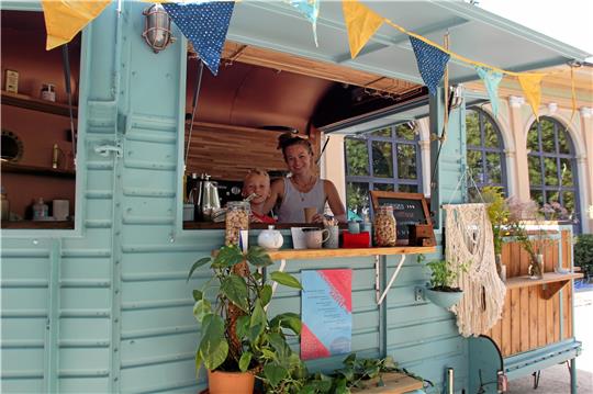 Caroline Willeke in ihrem Café-Wagen. Vergangenes Jahr steht sie damit beim SPD-Sommerfest im Badepark. Foto: Nachtweyh