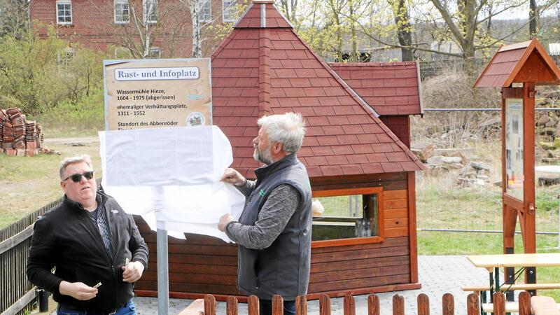 Wo Wanderer im nördlichen Harzvorland jetzt Pause machen können Carsten Brauer-Siebrecht (l.) und Andreas Weihe enthüllen die Tafel zum neuen Rast- und Infoplatz an den Wanderwegen des Nordharzes.