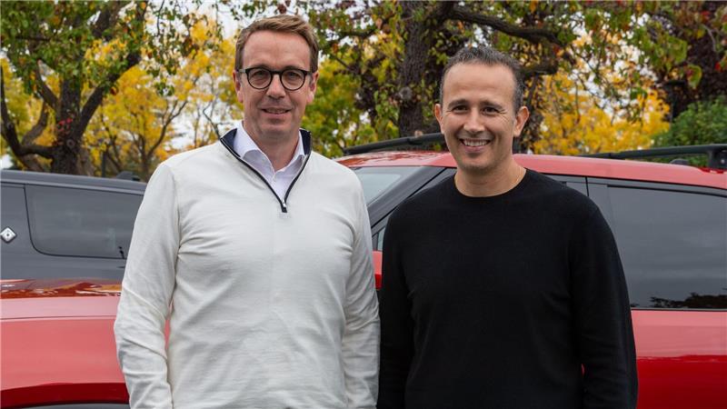 Carsten Helbing (l) und Wassym Bensaid führen das Gemeinschaftsunternehmen von VW und Rivian.