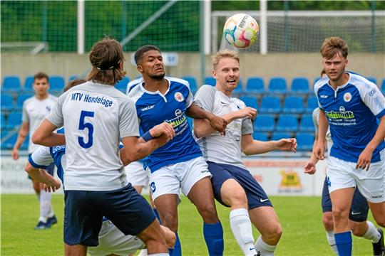 Carsten Rall (Mi.) beschert dem Goslarer SC 08 durch einen Treffer in der Nachspielzeit den 2:1-Erfolg beim Tabellenvierten KSV Vahdet Salzgitter. Foto: Drechsler