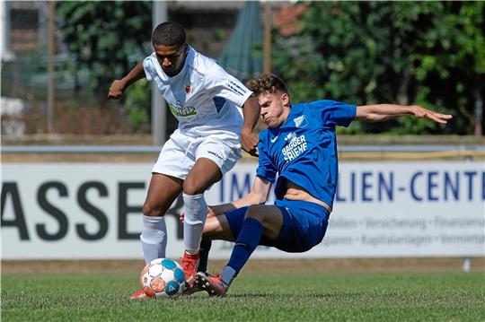 Carsten Rall (li.) und der Goslarer SC 08 treffen am Sonntag im Osterfeldstadion auf den VfL Salder. Auch wenn die Ergebnisse bislang stimmen, verlangt Trainer Ingo Vandreike eine Leistungssteigerung.  Foto: Drechsler