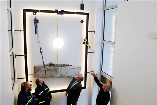 Carsten Schmidt, Anja Klingebiel (THW), Marcus Rogge (Staatliches Baumanagement) und Künstler Thomas Krutmann weihen das Werk ein. Foto: Baumanagement