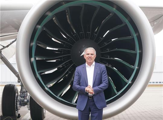 Carsten Spohr, Vorstandsvorsitzender der Deutschen Lufthansa AG, steht vor einem Triebwerk . Der Konzern kehrt langsam in frühere Gewinnsphären zurück.