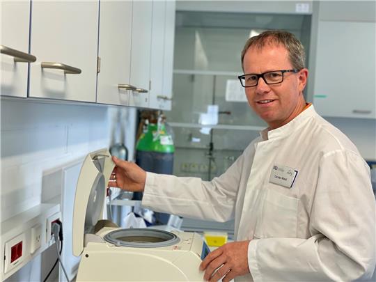Carsten Watzl ist Immunologe und seit 2013 Generalsekretär der Deutschen Gesellschaft für Immunologie. An der Universität Dortmund hat er die Professur für Immunologie inne. Im Laufe der Corona-Pandemie wurde er zu einem wichtigen Experten, besonders zum Thema Impfungen. Sein Forschungsschwerpunkt liegt auf natürlichen Killerzellen, die etwa bei Immunreaktionen gegen Krebs eine Rolle spielen.