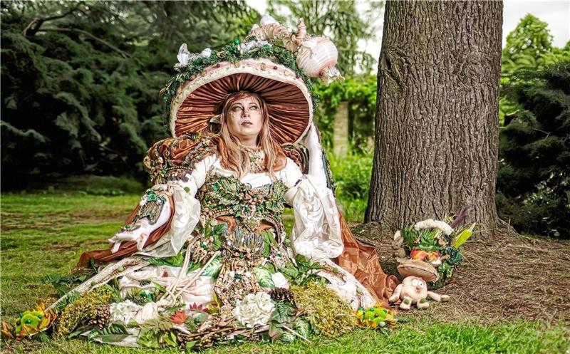 Cassandra Vollmerings Kostüme sind häufig aus der Natur inspiriert, so wie der Pilz.  Fotos: Cassie Photographie (5) /Paetzold-Belz (1)