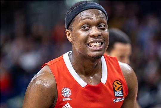 Cassius Winston von Bayern München steht lachend auf dem Court.