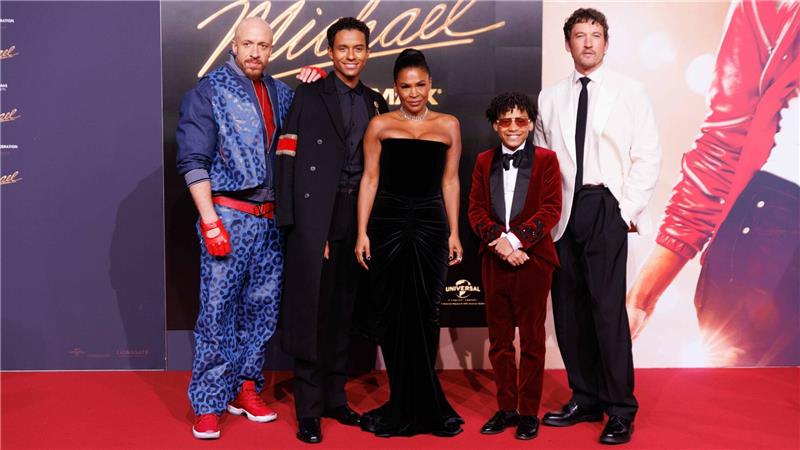 Cast-Mitglieder, darunter Jaafar Jackson (2. v. l.), kamen zur internationalen Premiere in Berlin. (Archivbild).