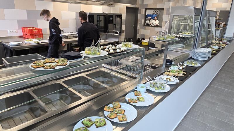 Caterer gesucht fürs neue Schuljahr: Zur Einweihung am Freitag bietet die Mensa im neuen Gebäude den Festakt-Gästen leckere Schnittchen an.