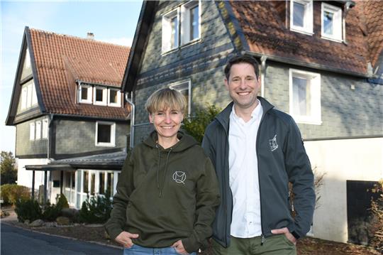Catharina Schubert ist die Luchs-Quartier-Koordinatorin. Die Hahnenkleerin wollte schon immer einmal im Harz ein Hotel betreiben. Christoph Guder ist einer der Investoren von der Luchs Akademie, die künftig im eigenen Haus Seminare anbieten kann.