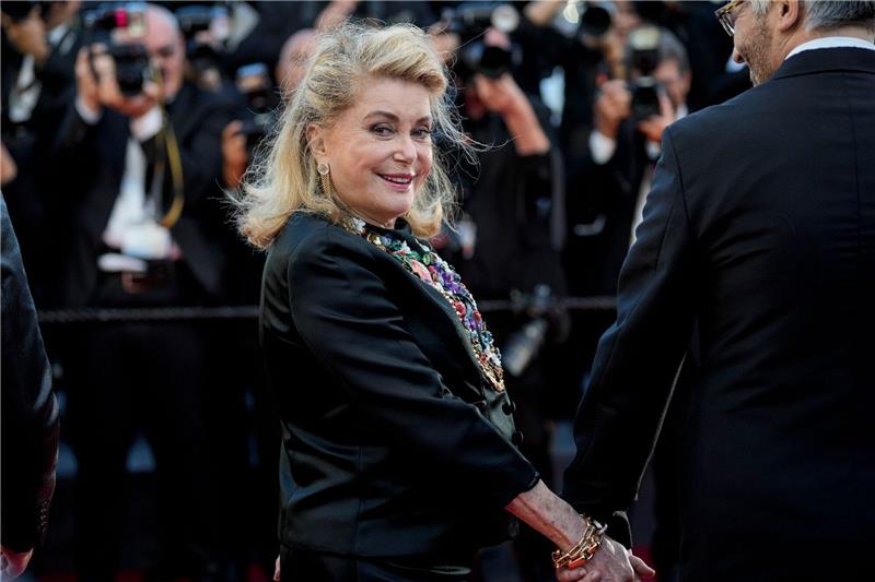 Catherine Deneuve über Kuss-Szene mit ihrer Tochter Catherine Deneuve bei der Premiere des Films "Marcello Mio" in Cannes.