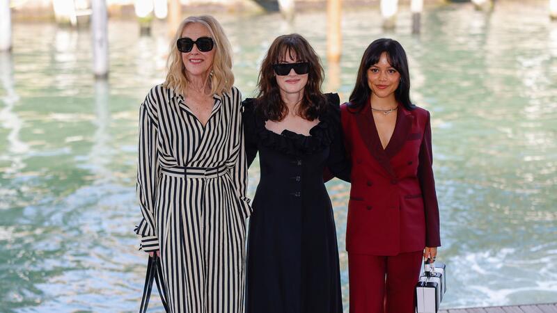 Catherine O’Hara (l-r), Winona Ryder und Jenna Ortega spielen Hauptrollen im Film.