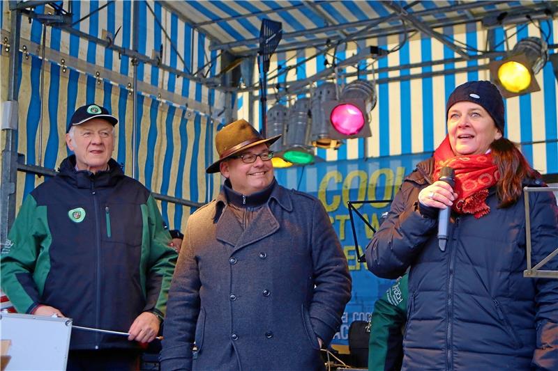Cathleen Hensel, Bürgermeister Wolfgang Langer (Mitte) und Ortsvorsteher Karl-Heinz Plosteiner eröffnen das Fest.