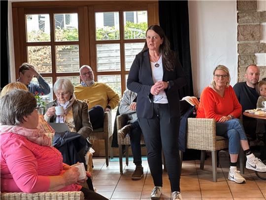 Cathleen Hensel, die Geschäftsführerin der Braunlage-Tourismus-Marketing-Gesellschaft (BTMG), begrüßt die mehr als 40 Teilnehmer, die zu der Vermieterversammlung ins Landhaus „Villa Foresta“ gekommen sind.  Foto: Eggers