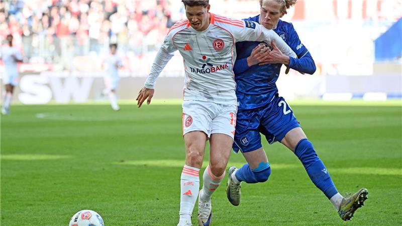 Cedric Itten (l) schoss Düsseldorf kurz vor der Pause in Führung.