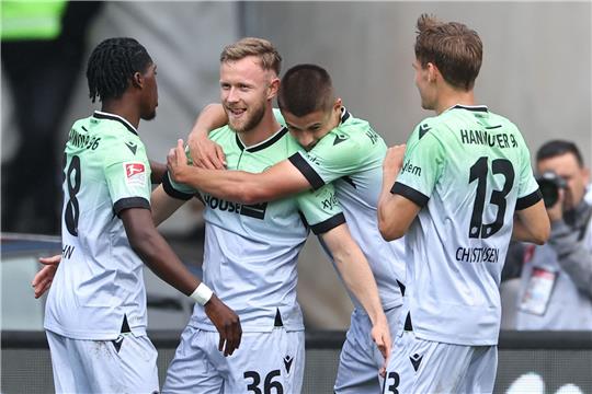 Cedric Teuchert (M) von Hannover jubelt mit seinen Kollegen.