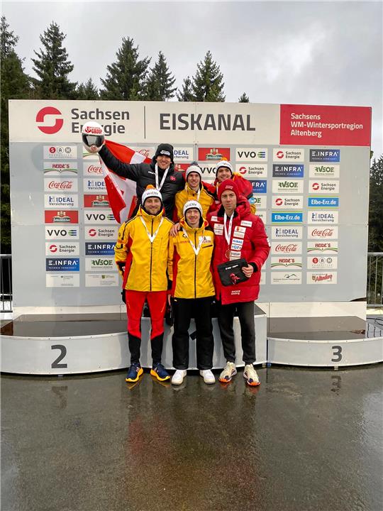 Cedrik Langer (v.l.) bei der Siegerehrung nach der Junioren-Europameisterschaft im Skeleton in Altenberg.  