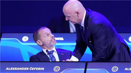 Ceferin (l.) und Infantino (r.) führen die UEFA und die FIFA in das WM-Jahr. (Archivbild) 