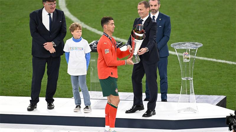 Wie ein slowenischer Anwalt den WM-Milliardenplan torpediert Ceferin überreicht Ronaldo die Nations-League-Trophäe. (Archivbild)