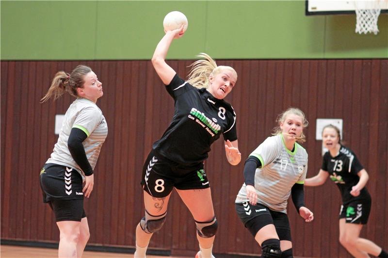 Celina Bruns (li.) ist mal wieder die erfolgreichste Werferin bei der HSG Liebenburg-Salzgitter. Beim Sieg gegen den SC Dransfeld erzielt sie zwölf Tore.  Foto: Gietemann