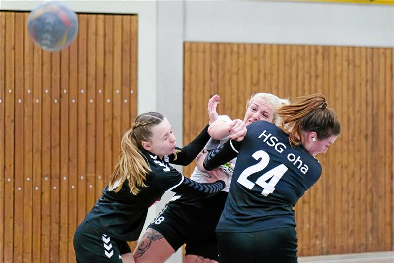 Celina Bruns von der HSG Liebenburg-Salzgitter bekommt im Hinspiel gegen die HSG Oha einiges ab. Am Samstag in Herzberg dürfte das nicht anders aussehen. Foto: Drechsler