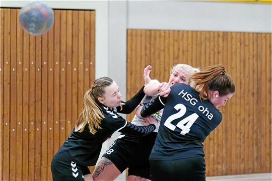 Celina Bruns von der HSG Liebenburg-Salzgitter bekommt im Hinspiel gegen die HSG Oha einiges ab. Am Samstag in Herzberg dürfte das nicht anders aussehen. Foto: Drechsler