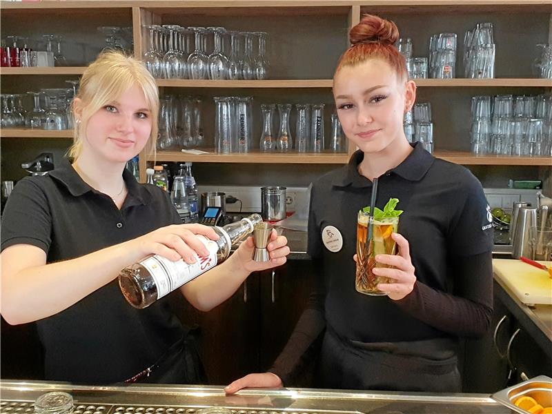 Celine Nadolski (links) und Miriam Voges präsentieren den Cocktail „Pimm’s No.1 Cup“.  Foto: Sowa