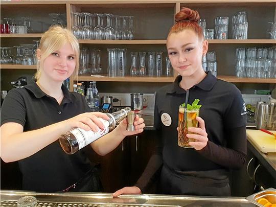 Celine Nadolski (links) und Miriam Voges präsentieren den Cocktail „Pimm’s No.1 Cup“.  Foto: Sowa