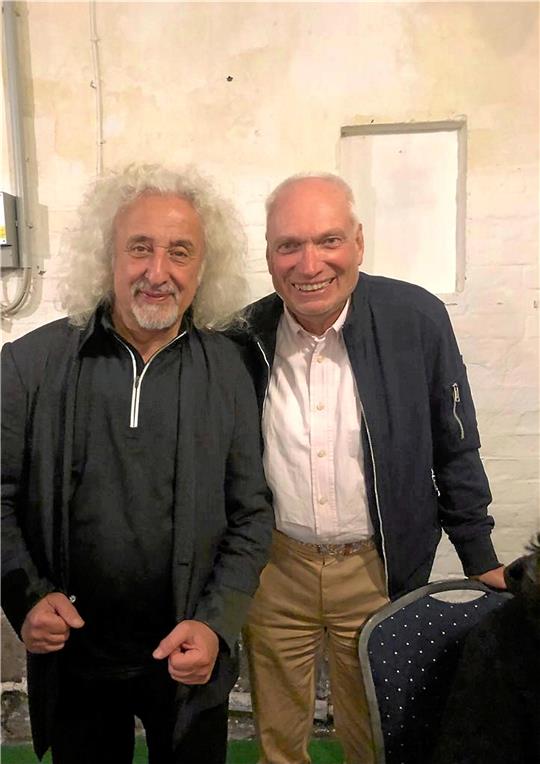 Cellist Mischa Maisky (li.) und Hans-Christian Wille treffen sich bei einem Musikfest in Schleswig-Holstein. Sie tauschen sich aus, wie sie Künstliche Intelligenz für das Harz-Classix-Festival im Oktober nutzen können. Foto: Privat