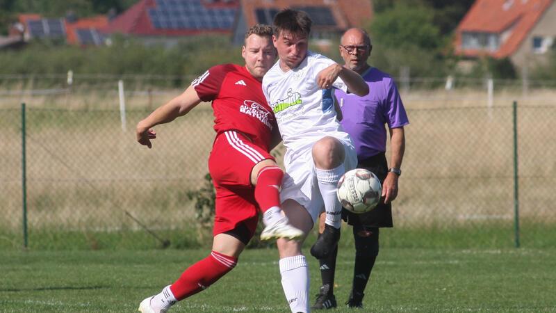 Zum Saisonauftakt gibt es Tore satt Celvin Peinemann (l.) und der TSV Westerode feiern mit einem 3:2-Erfolg gegen den Goslarer SC 08 II, hier Dawid Sommer, einen gelungenen Einstand.