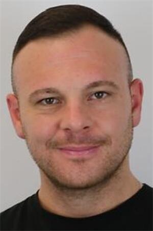 Goslarer Friedensbündnis wünscht deutliches Signal für anderen Kurs Porträt eines Mannes mit kurzem dunklem Haar und schwarzem T-Shirt vor hellem Hintergrund