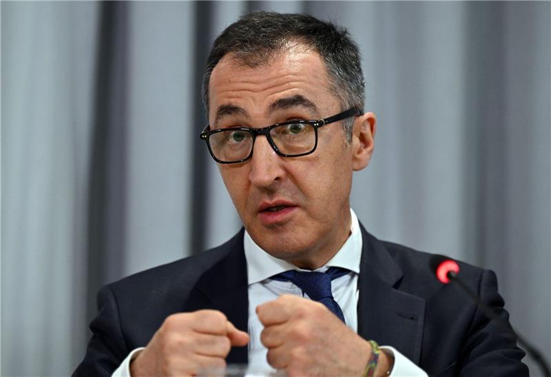 Özdemir: Gespräche über Entlastungen für Bauern laufen Cem Özdemir spricht während einer Pressekonferenz zum Abschluss der dreitägigen Agrarministerkonferenz.