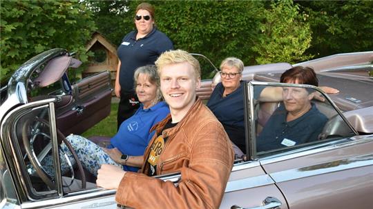 Chaffeur Max kutschiert Gäste und Mitarbeiterinnen der Bergresidenz Hohegeiß mit einem amerikanischen Oldtimer durch das Bergdorf.