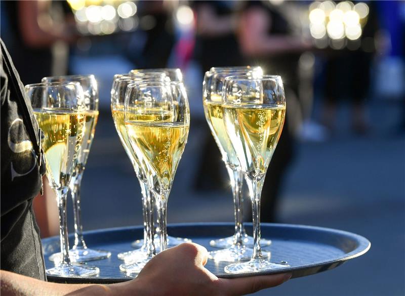 Champagner-Absatz wieder auf Vorkrisenniveau Champagner darf nur in bestimmten Gebieten in Frankreich angebaut werden. Die rund 34.000 Hektar Anbaufläche befinden sich in der Champagne nordöstlich von Paris.