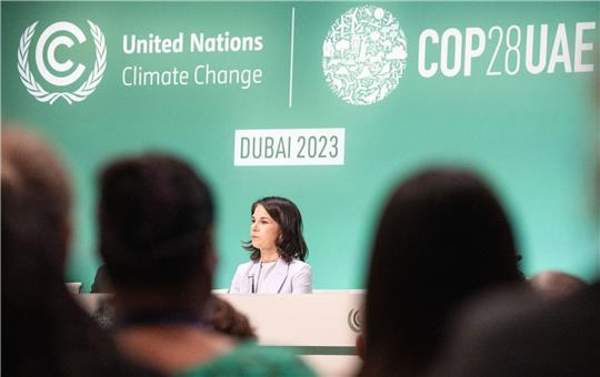 Chance auf ein Ergebnis, «das nicht von alter fossiler Machtpolitik geprägt ist»: Bundesaußenministerin Annalena Baerbock in Dubai.