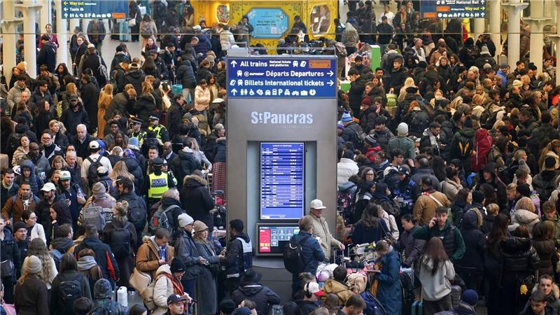 Chaos herrscht am Bahnhof St Pancras International in London, weil der Verkehr im Eurotunnel durch Probleme mit der Stromversorgung stark beeinträchtigt ist.