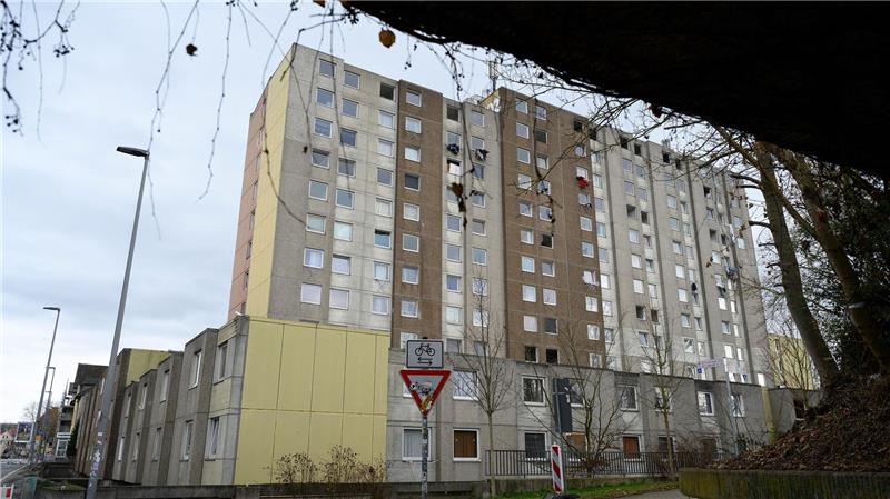 Charakteristisch für das Gebäude sind die an der Fassade angebrachten Wäscheständer. (Archivbild)