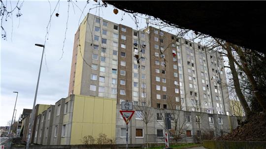 Charakteristisch für das Gebäude sind die an der Fassade angebrachten Wäscheständer. (Archivbild)