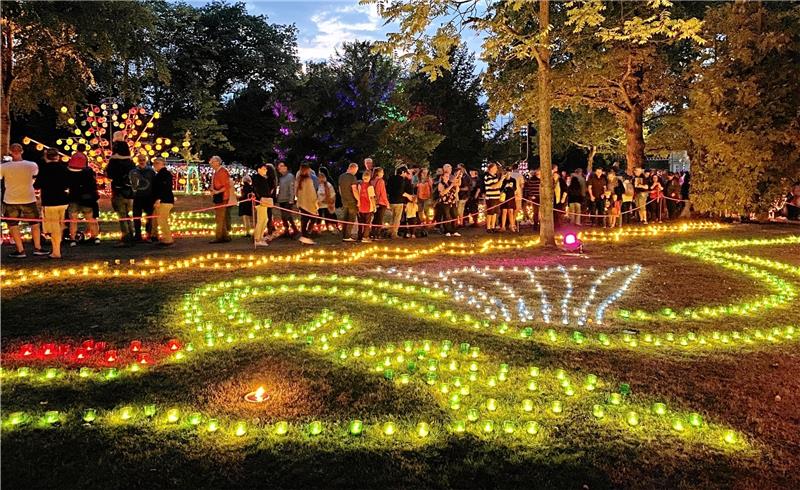 Das erwartet die Gäste beim Harzburger Salz- und Lichterfest Charakteristisch für das Salz- und Lichterfest sind die Lichtornamente im Stadtpark, die der Bauhof Jahr für Jahr mit viel Mühe und Fantasie aufbaut. In diesem Bereich wird am 26. August um 22.22 Uhr auch das Feuerwehr abgebrannt. Archivfoto: Schlegel