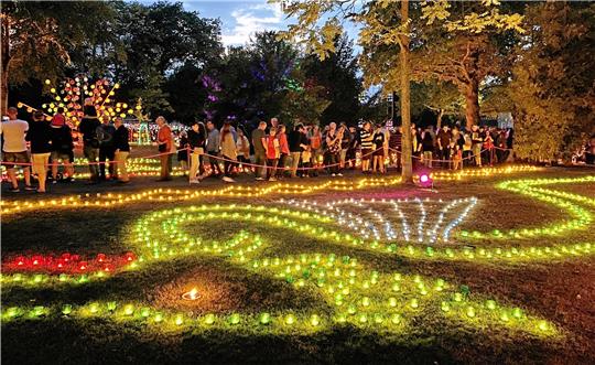 Charakteristisch für das Salz- und Lichterfest sind die Lichtornamente im Stadtpark, die der Bauhof Jahr für Jahr mit viel Mühe und Fantasie aufbaut. In diesem Bereich wird am 26. August um 22.22 Uhr auch das Feuerwehr abgebrannt. Archivfoto: Schlegel