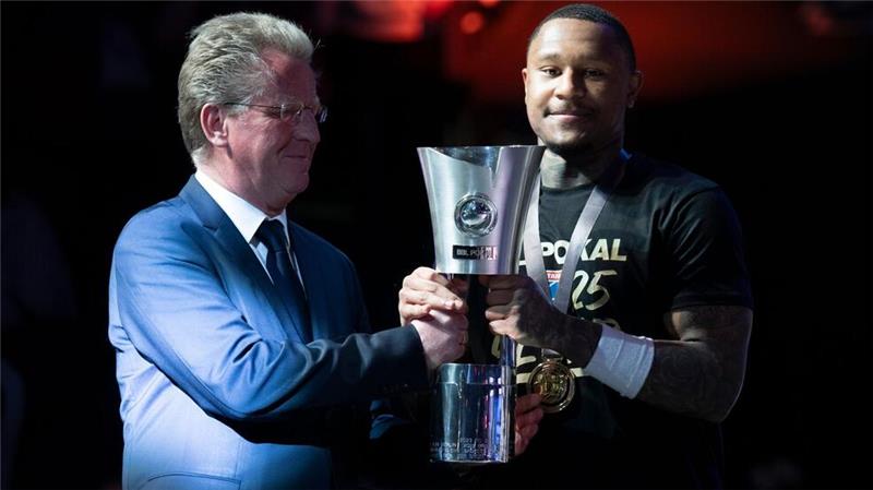Keine Party für Herbert - MBC gewinnt Basketball-Pokal Charles Callison (r) feiert mit dem MBC den größten Erfolg seit 21 Jahren.