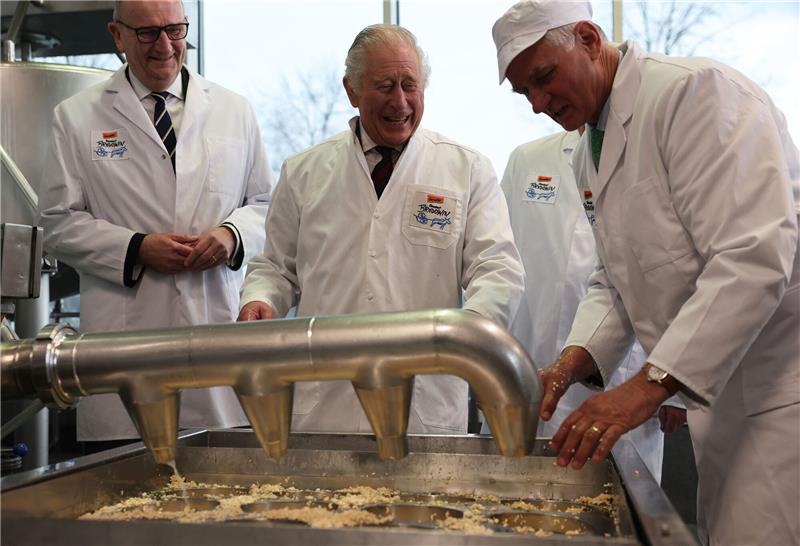 König Charles: Ovationen im Bundestag, Käse in Brandenburg Charles III. amüsiert sich in der Käserei.