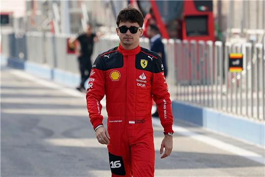 Charles Leclerc aus Monaco vom Team Ferrari im Fahrerlager.