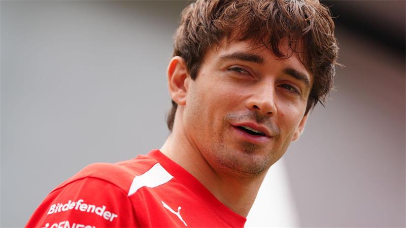 Smog und Hitze in Singapur: Wie geht die Formel 1 damit um? Charles Leclerc freut sich über jede Form der Abkühlung.