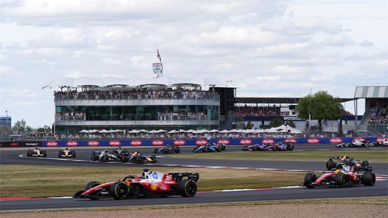 Charles Leclerc (l) setzt sich früh an die Spitze vor Lewis Hamilton.